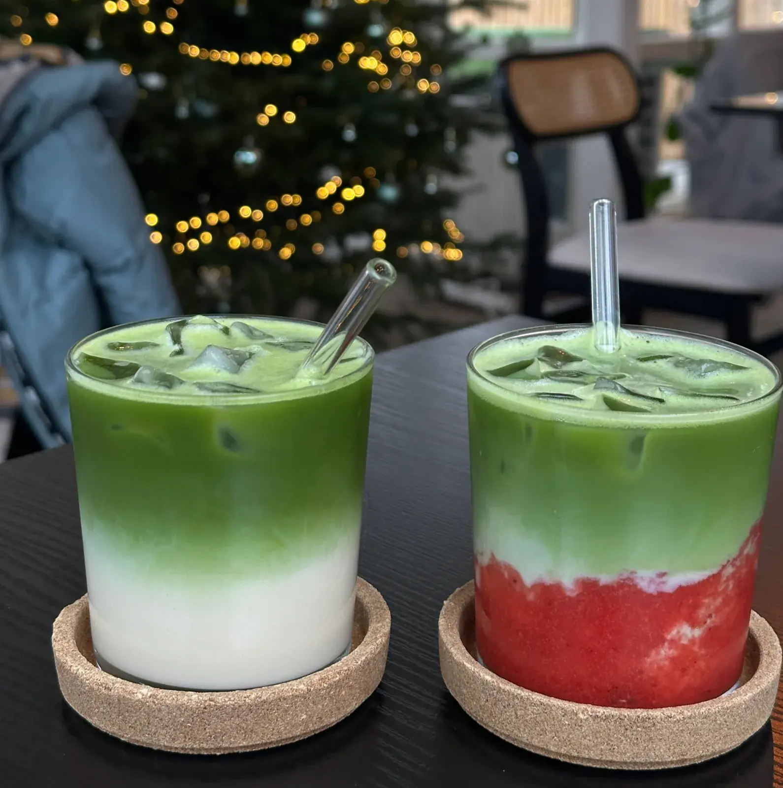 Zwei Iced Matcha Lattes im matchas Café Gießen