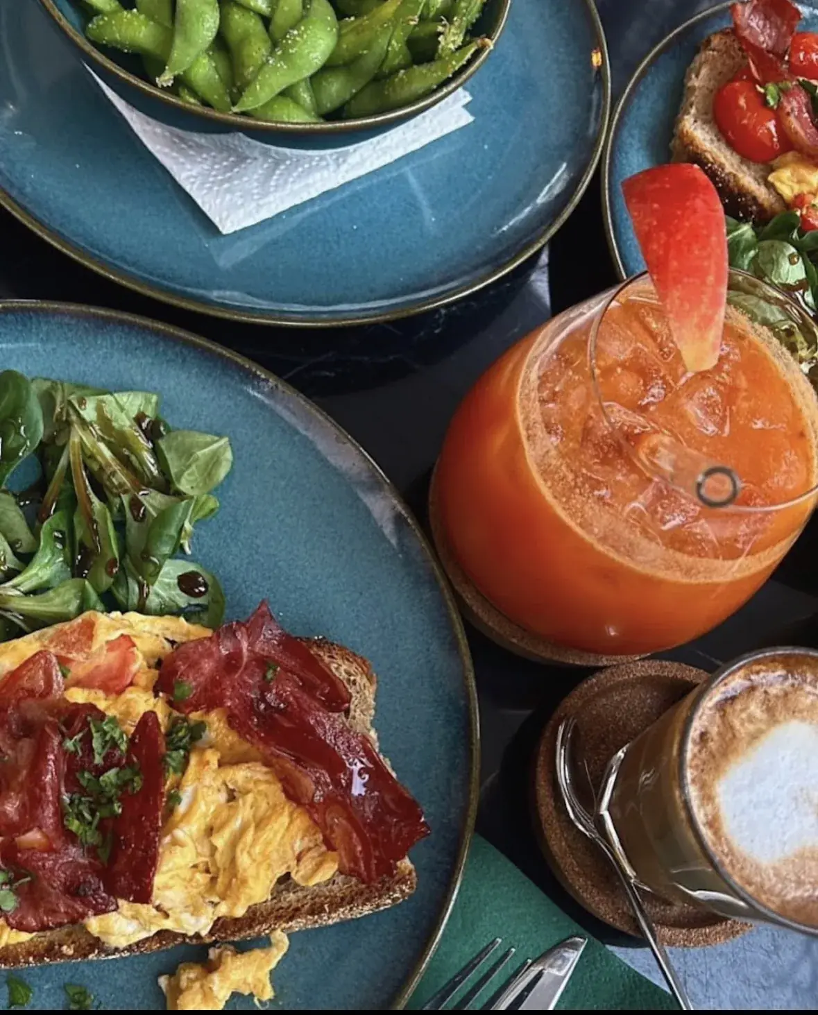 Frühstück im matchas Café Gießen — Rührei, Speck, Edamame und frische Säfte