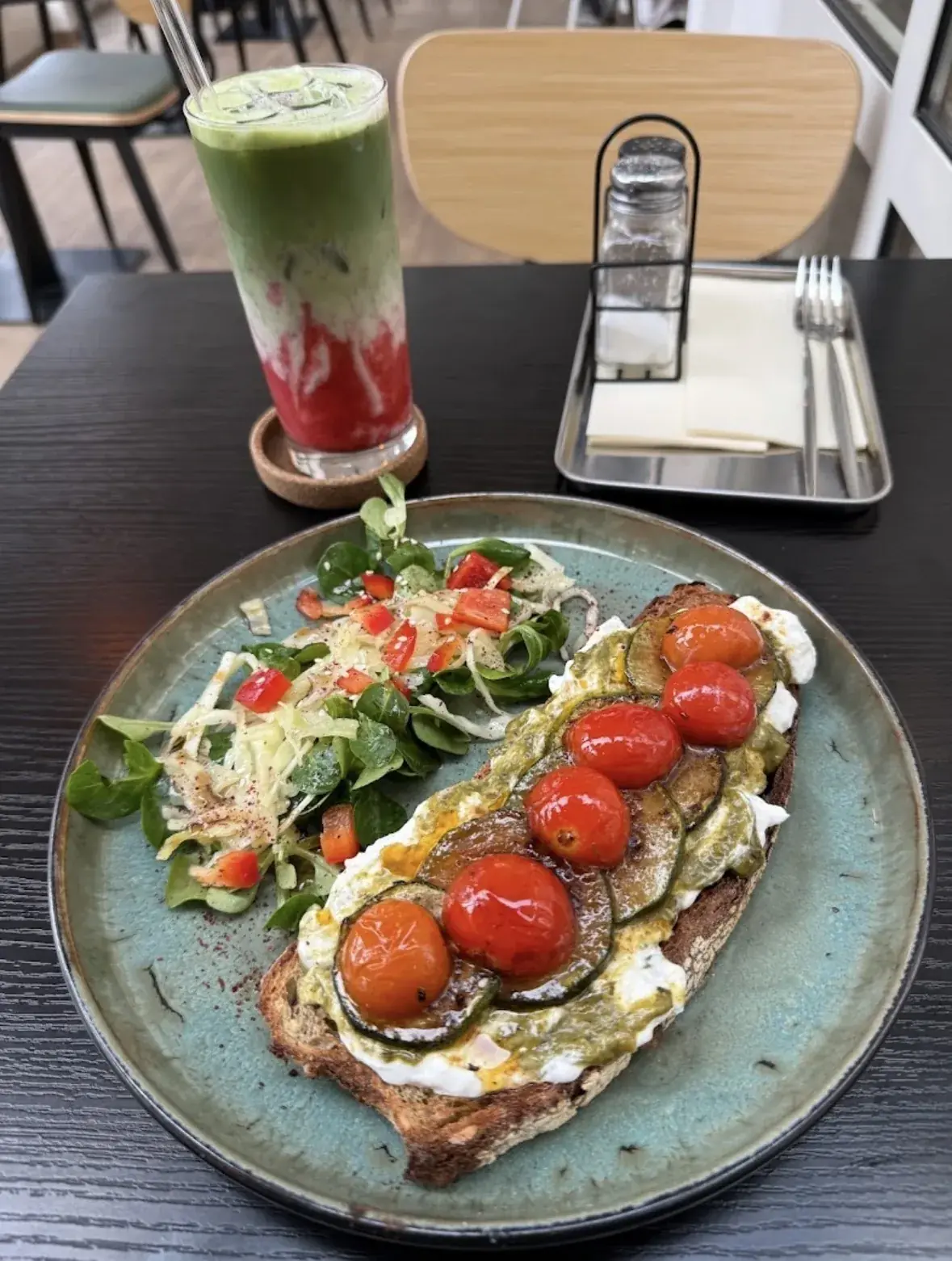 Sauerteig-Toast mit Tomaten und Strawberry Matcha Latte im matchas Café Gießen