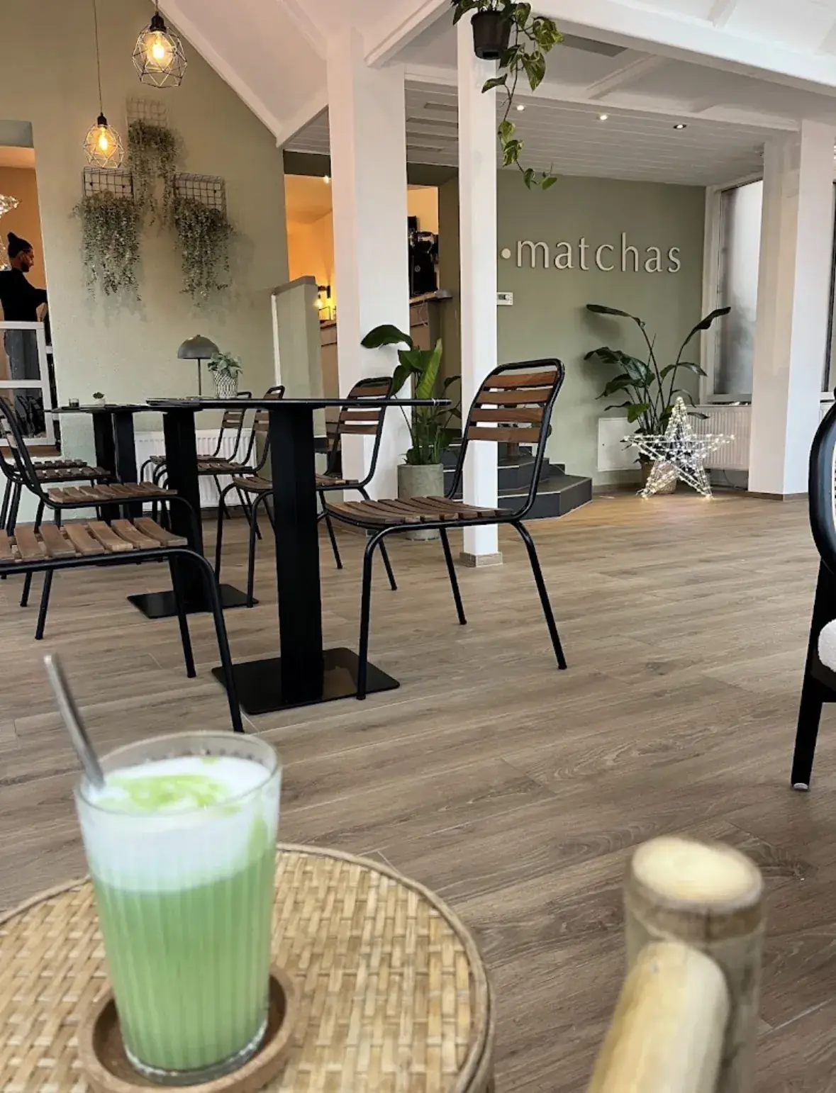 Innenraum matchas Café Gießen mit Hängeleuchten und Sitzbereich