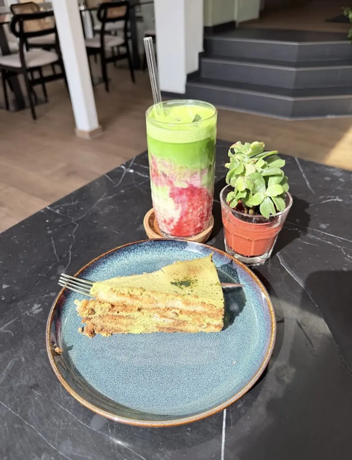 Strawberry Matcha Latte und Matcha Cheesecake im matchas Café Gießen
